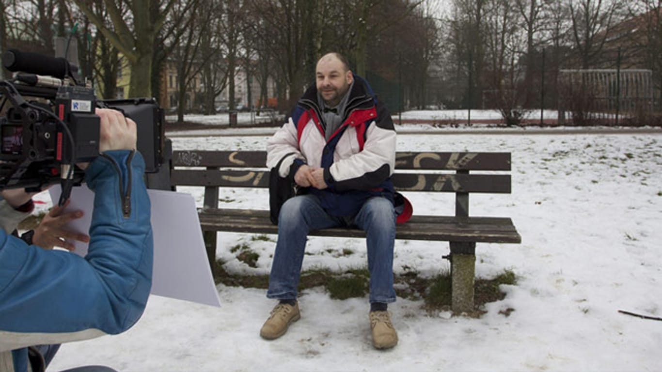 RTL-"Punkt 12": Der Obdachlose Mario 'Alfi' Albig aus Rostock präsentierte am Montag das Wetter.