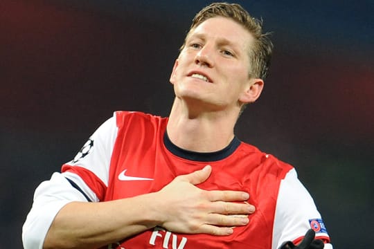 Bastian Schweinsteiger jubelt nach dem Spiel im Arsenal-Trikot.
