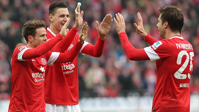 Die Hände hoch: Beim FSV Mainz 05 ist die Kontaktaufnahme derzeit verboten. Die Hände hoch: Beim FSV Mainz 05 ist die Kontaktaufnahme derzeit verboten.