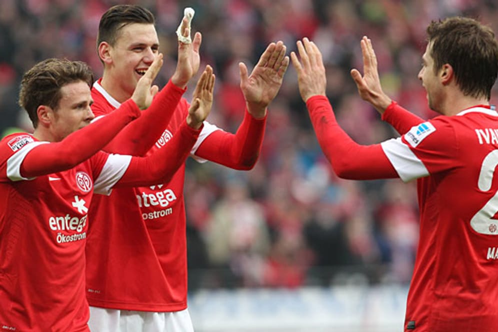 Die Hände hoch: Beim FSV Mainz 05 ist die Kontaktaufnahme derzeit verboten.