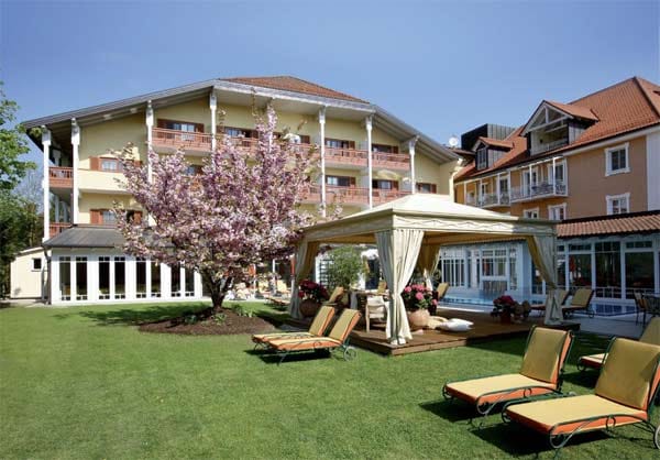 Im "Thermal Spa & Romantik Hotel Mühlbach" erleben Hotelgäste das einzigartig wohltuende Gefühl des Heilwassers: Verspannungen lösen sich, die Durchblutung wird gefördert und die Haut wirkt fest und straff.