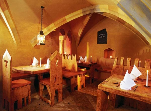 Im "San Gabriele" fühlt man sich wie ins Mittelalter zurückversetzt: Die Zimmer "leben" das Jahr um 1500, in vielen kleinen Nischen brennen Kerzen und aus dem Kamin strömt wohlige Wärme.