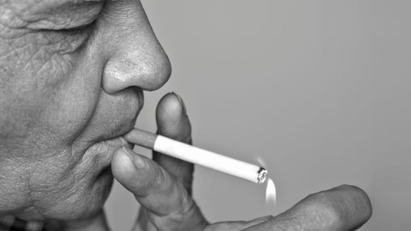 Laut einer Studie lohnt es sich auch im Alter mit dem Rauchen aufzuhören.