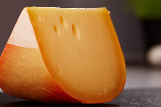 Ein Laib Gouda (Symbolfoto): Gleich 15 Packungen ließ der 36-Jährige mitgehen.