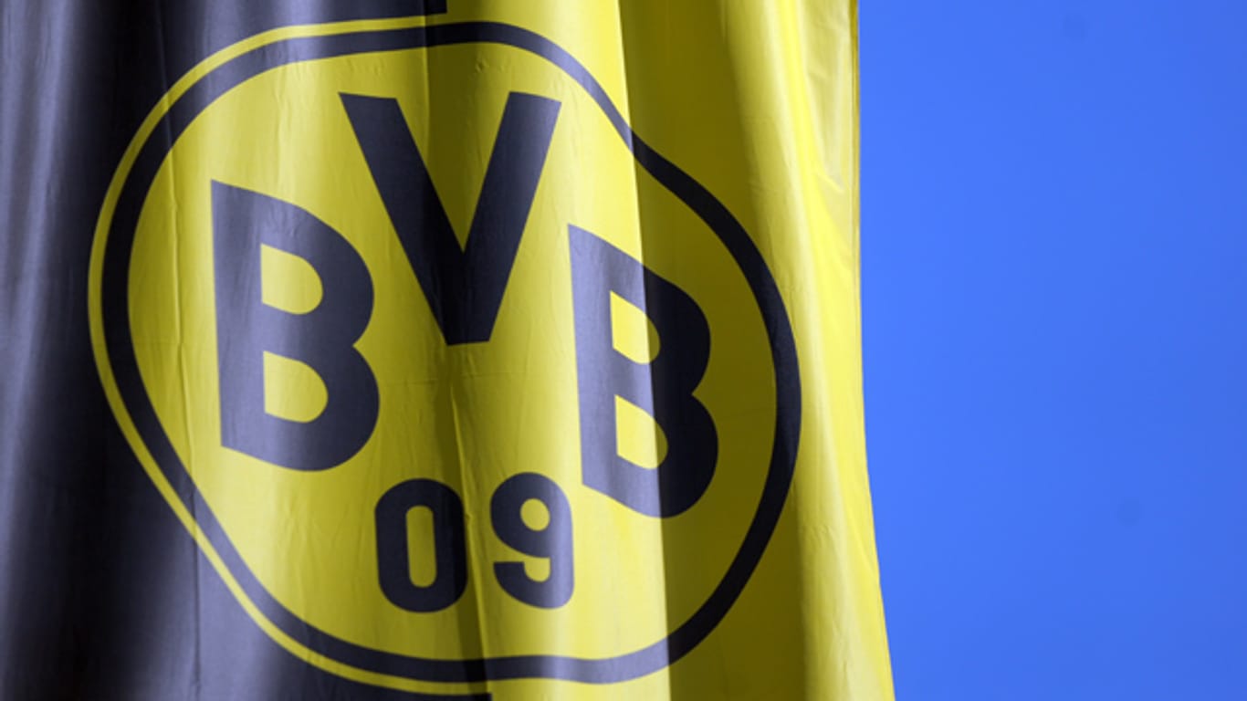 Eine große Fahne von Borussia Dortmund erregt Anstoss.