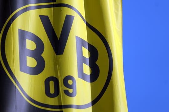 Eine große Fahne von Borussia Dortmund erregt Anstoss.