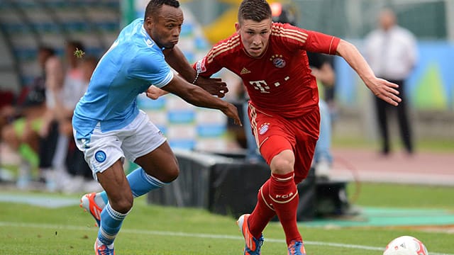 Pierre Emile Hojbjerg (re.) setzte sich in einem Testspiel gegen Juan Zuniga vom SSC Neapel durch. Pierre Emile Hojbjerg (re.) setzte sich in einem Testspiel gegen Juan Zuniga vom SSC Neapel durch.