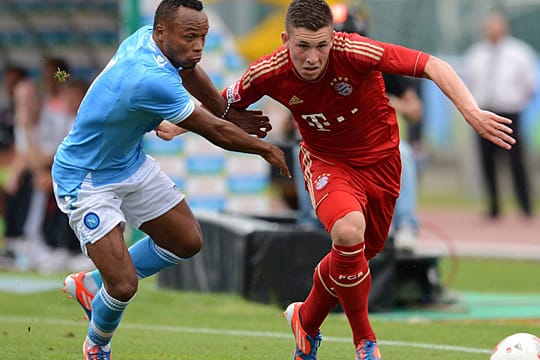 Pierre Emile Hojbjerg (re.) setzte sich in einem Testspiel gegen Juan Zuniga vom SSC Neapel durch.