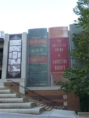 Auf der anderen Seite des Atlantiks stehen Bücher fein säuberlich aufgereiht in Missouri, USA. Das Ungewöhnliche daran: Die 22 Bücher mit unterschiedlichen Titeln sind übergroß und die Fassade der Stadtbibliothek von Kansas.