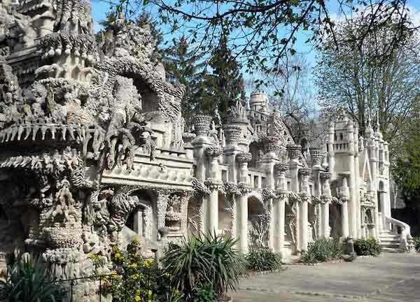 Der "Ideal palace" in Frankreich: Ein Briefträger hat das Gebäude Ende des zwanzigsten Jahrhunderts konstruiert. Inspiriert wurde er dabei von der unregelmäßigen Form des Steins.
