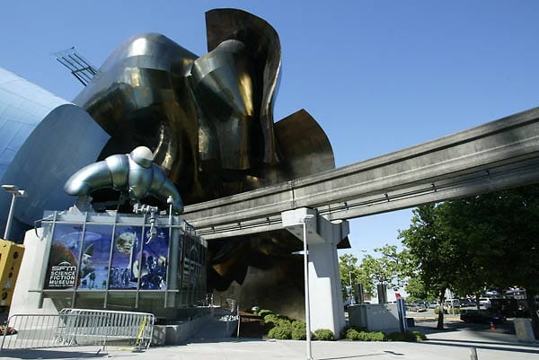In Seattle, dem Ursprungsort der von Nirvana geprägten Musikrichtung Grunge, steht das "Experience Music Project". Es sieht aus wie... ja, wie sieht es eigentlich aus? In einander geschlungenes Metall? Was sich der Architekt hierbei dachte, bleibt wohl fraglich. Hier finden Bildungsprogramme statt und Besucher finden Ausstellungen über unterschiedliche Musiker und Bands.