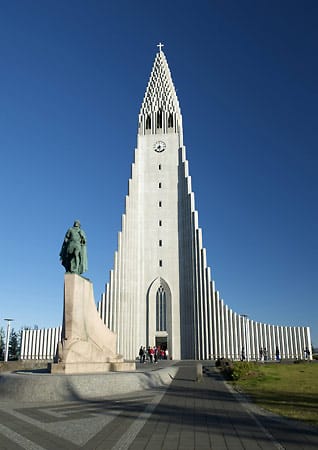 Das nächste Gebäude mutet eher episch an. Die lutheranische Kirche von Hallgrimur in Reykjavik, Island, ragt in Form einer Exponentialkurve gen Himmel. Das rund 75 Meter hohe Gebäude soll den Lavafluss darstellen, der Islands Landschaft geformt hat.