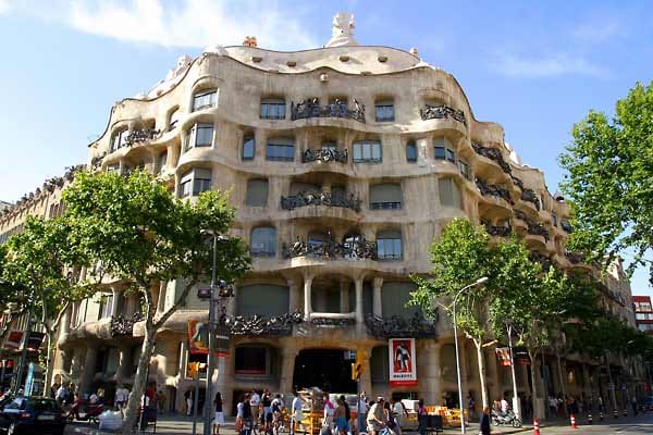 Im spanischen Barcelona steht "La Pedrera" (dt.: "Der Steinbruch"). Das wellenförmige Gebäude ist ein Werk von Antoni Gaudí und gehört mittlerweile zum UNESCO-Welterbe.