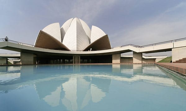 Das "Bahá'í Haus der Andacht" in Delhi, Indien, hat für seine Architektur viele Preise - darunter auch internationale - gewonnen. Umgeben ist es von neun Teichen und sein Antlitz erinnert an eine Lotusblüte.