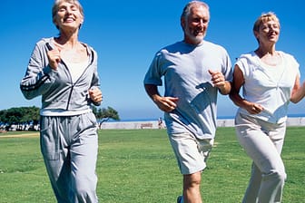 Regelmäßige Bewegung im Alter verbessert die Blutwerte deutlich und senkt das Risiko für Herzerkrankungen.