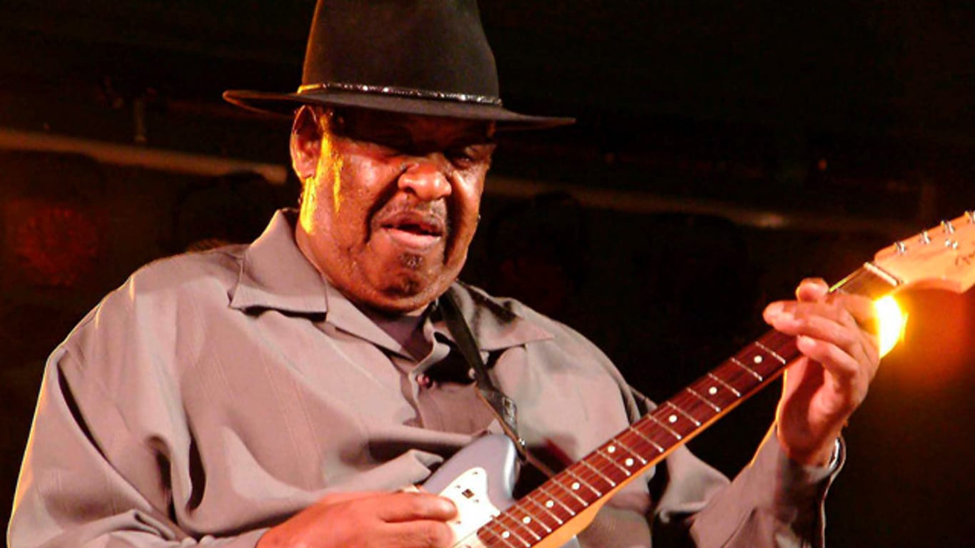 Der Chicagoer Blues-Musiker Magic Slim an seiner Gitarre.