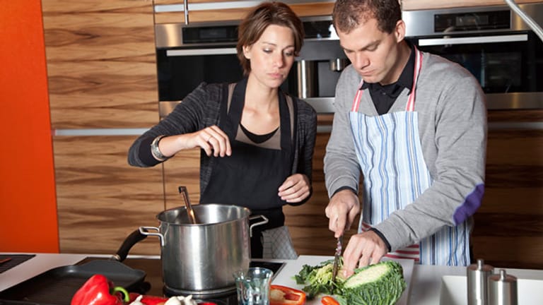 Ein Mann und eine Frau kochen gemeinsam Kohlsuppe