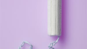 Bei herkömmlichen Tampons nervt Frauen oft das blaue Rückholbändchen.