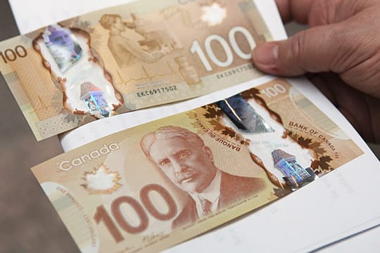 Neuer kanadischer 100-Dollar-Schein aus Polymer. Die weiß erscheinende Stelle ist durchsichtig. Das soll die Fälschungssicherheit erhöhen