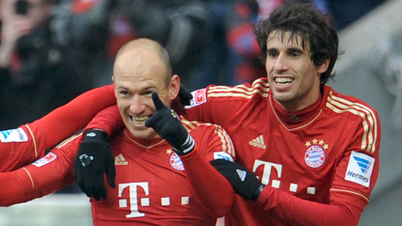 Bayerns Torschütze Arjen Robben (Mitte) lässt sich von den lieben Kollegen feiern.