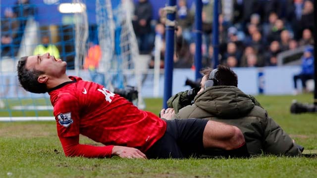 Robin van Persie klettert aus der Kamera-Grube.