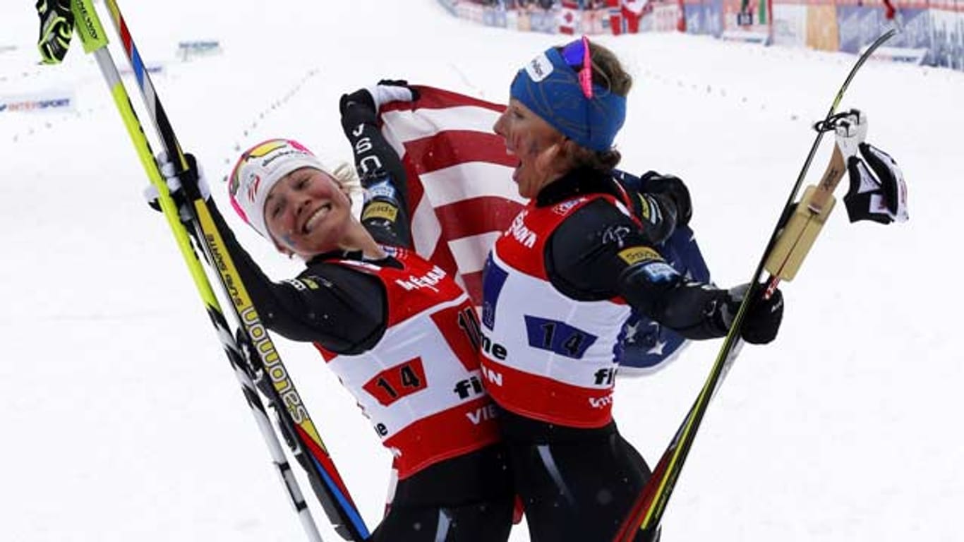 Die US-Amerikanerinnen Jessica Diggins (li.) und Kikkan Randal freuen sich über ihren Sieg.