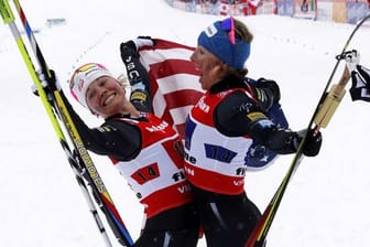 Die US-Amerikanerinnen Jessica Diggins (li.) und Kikkan Randal freuen sich über ihren Sieg.