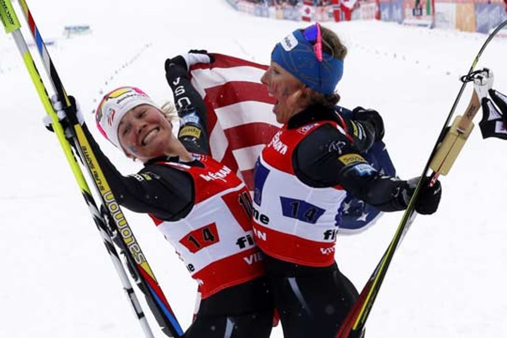 Die US-Amerikanerinnen Jessica Diggins (li.) und Kikkan Randal freuen sich über ihren Sieg.