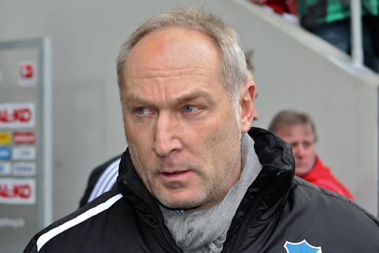 Ratlos: Hoffenheim-Manager Andreas Müller nach dem Spiel in Augsburg.
