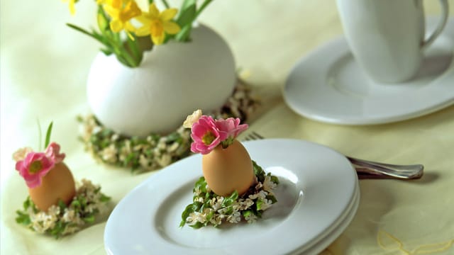 Osterdeko auf dem Tisch: Vasen aus Eierschalen