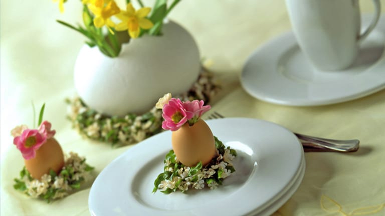 Osterdeko auf dem Tisch: Vasen aus Eierschalen