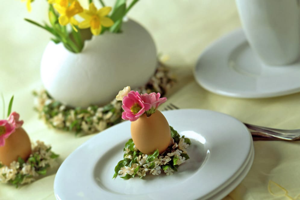 Osterdeko auf dem Tisch: Vasen aus Eierschalen