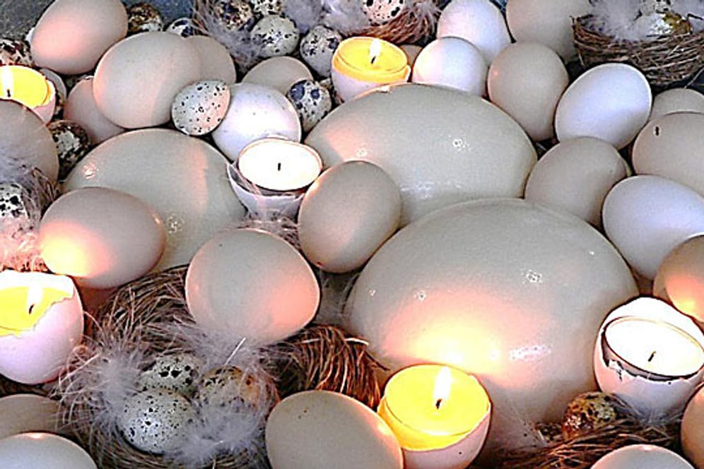 Stimmungsvolle Osterdeko: Kerzen in Eierschalen.