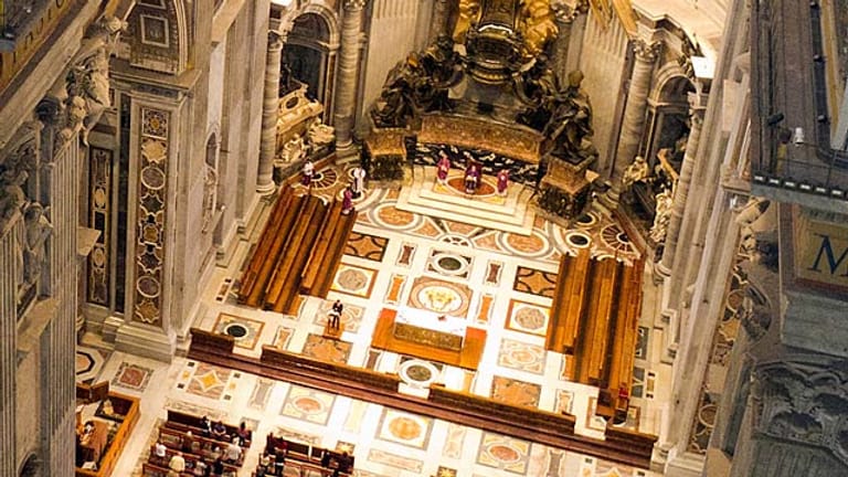 Ausblick beim Aufstieg: Wer auf das Dach des Petersdoms steigt, kann auf dem Weg einen Blick in das riesige Kirchenschiff erhaschen.