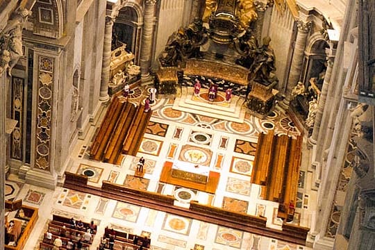 Ausblick beim Aufstieg: Wer auf das Dach des Petersdoms steigt, kann auf dem Weg einen Blick in das riesige Kirchenschiff erhaschen.