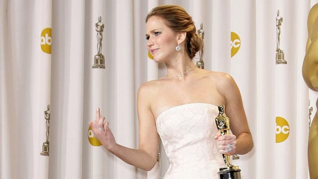 Jennifer Lawrence hält den Stinkefinger in die Oscar-Kameras.