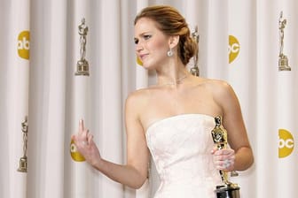 Jennifer Lawrence hält den Stinkefinger in die Oscar-Kameras.