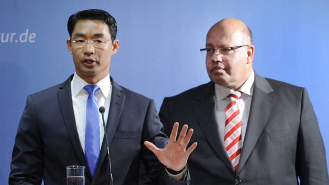 Wirtschaftsminister Rösler (li.) und Umweltminister Altmaier: Fracking soll unter Einschränkungen möglich sein