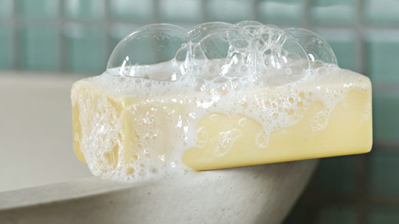Seifenstücke eignen sich nur bedingt zum Duschen. Für trockene Haut ist ein mildes Duschgel empfehlenswerter.