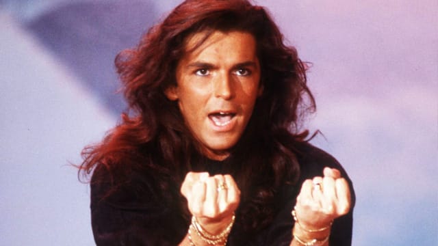 Thomas Anders in bekannter Sänger-Pose. Vor 28 Jahren waren die Haare noch lang.