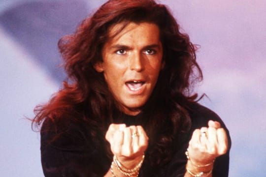 Thomas Anders in bekannter Sänger-Pose. Vor 28 Jahren waren die Haare noch lang.