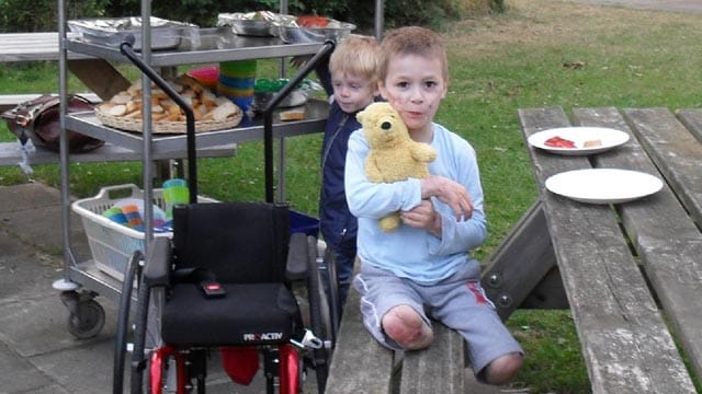 Elias (7) und sein jüngerer Bruder Liam während eines Ausflugs.