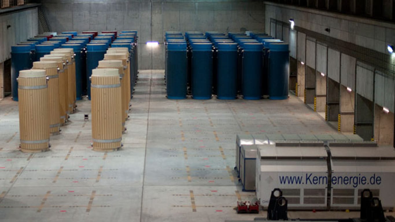 Transportbehälter mit hoch radioaktiven Abfällen stehen in Gorleben