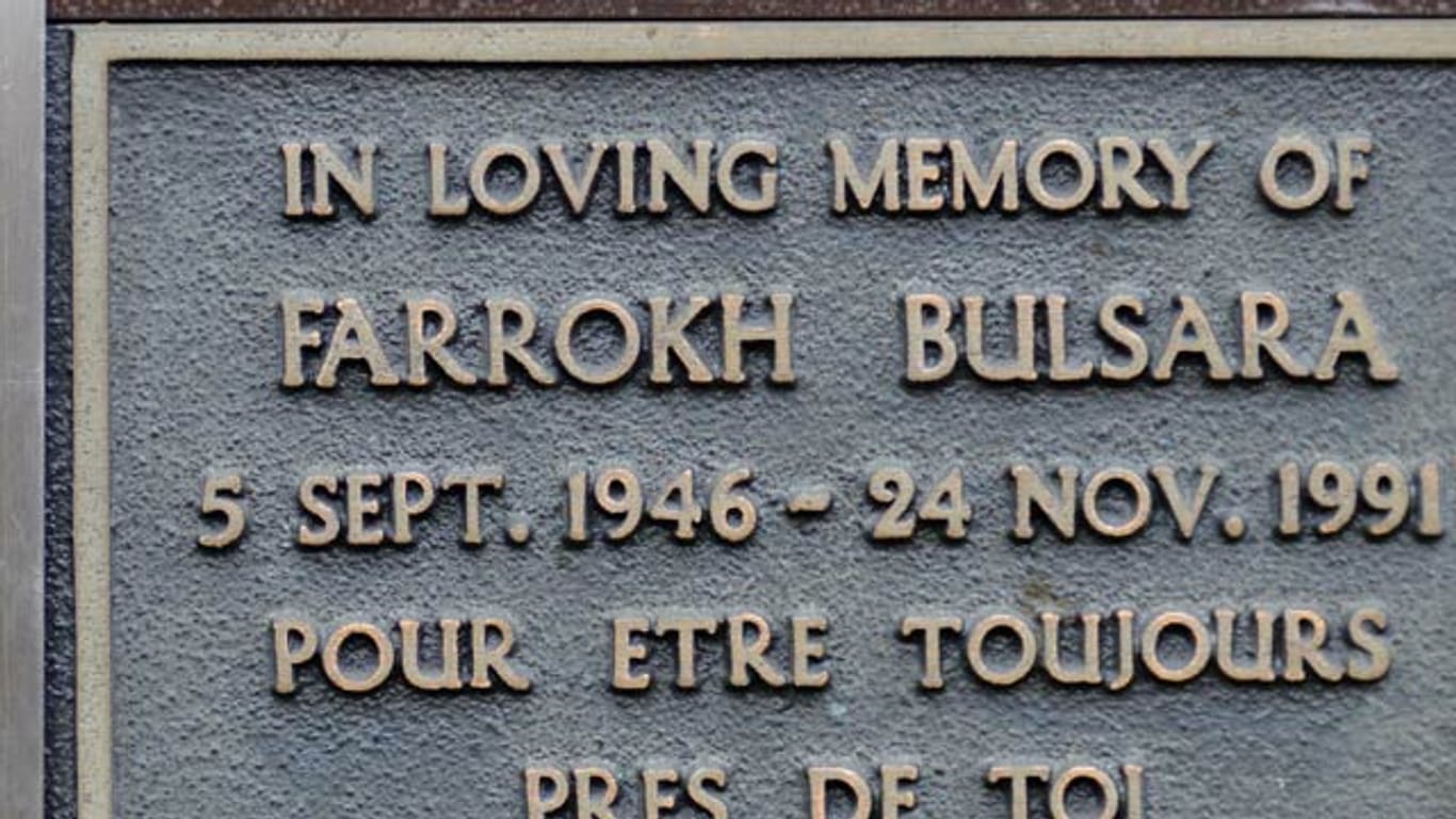 Gedenktafel für Farrokh Bulsara auf einem Londoner Friedhof.