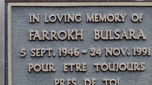 Gedenktafel für Farrokh Bulsara auf einem Londoner Friedhof.