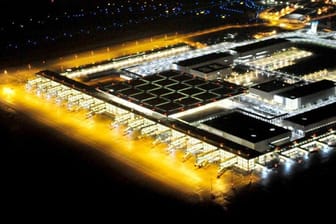 Volle Beleuchtung bei Tag und bei Nacht: Nicht eröffneter Flughafen Berlin Brandenburg