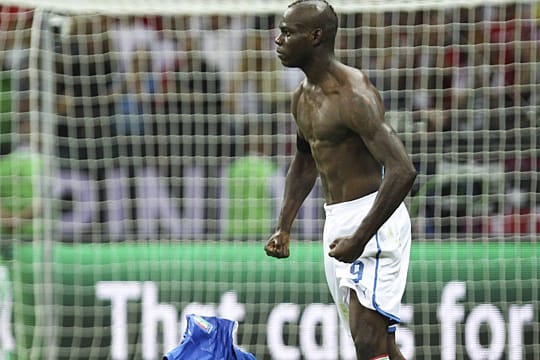Kunstwerk: Diese Pose könnte als Vorbild für eine Skulptur von Mario Balotelli dienen.