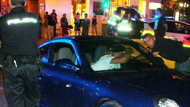 Karim Benzema auf Ibiza im Jahr 2011: In seinem blauen Porsche leistet er sich ein Straßenrennen.