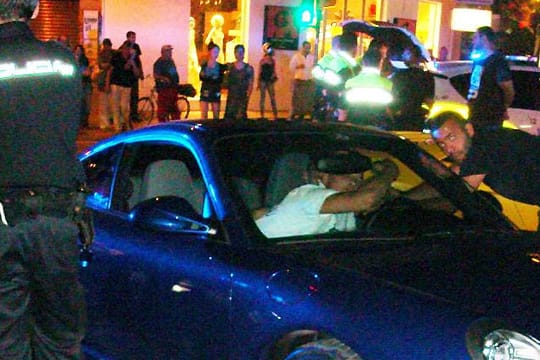 Karim Benzema auf Ibiza im Jahr 2011: In seinem blauen Porsche leistet er sich ein Straßenrennen.