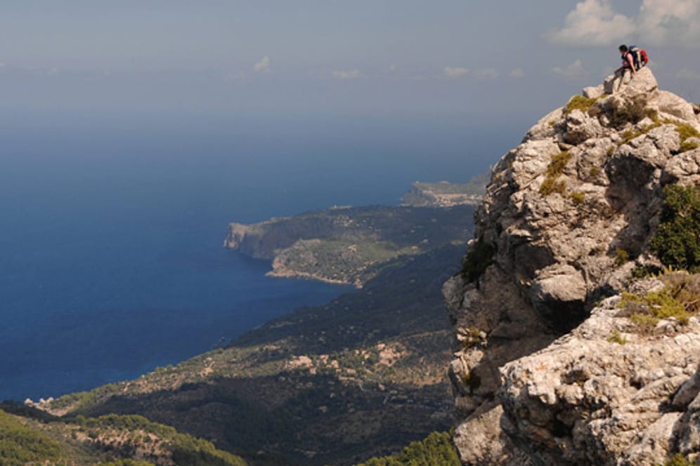 Wanderer auf dem Grat zu Monte Incudine in Korsika.